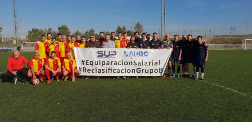 Los dos equipos posan con una pancarta en la que expresan las reivindicaciones de guardias civiles y policías nacionales. Los dos equipos posan con una pancarta en la que expresan las reivindicaciones de guardias civiles y policías nacionales.