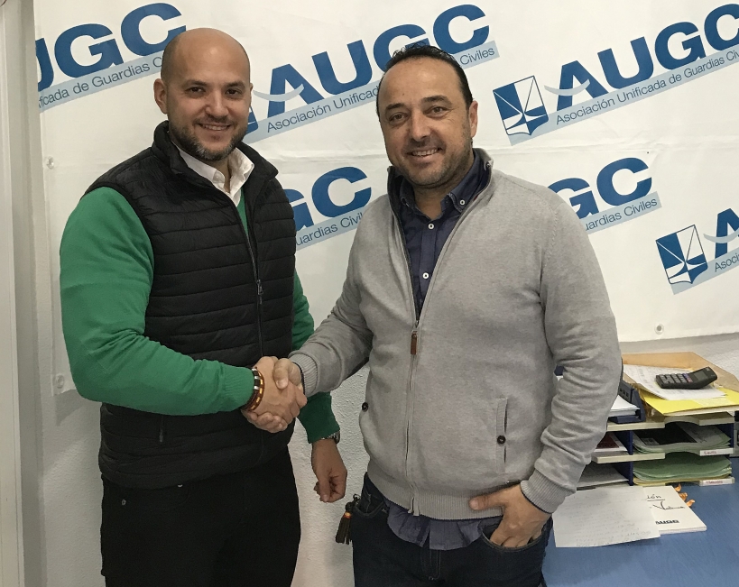 El sargento José Galván (izquierda), estará al frente de la nueva Vocalía de Suboficiales de AUGC Valencia, con cuyo secretario general provincial, Juan José Tocón, posa en la imagen. El sargento José Galván (izquierda), estará al frente de la nueva Vocalía de Suboficiales de AUGC Valencia, con cuyo secretario general provincial, Juan José Tocón, posa en la imagen.