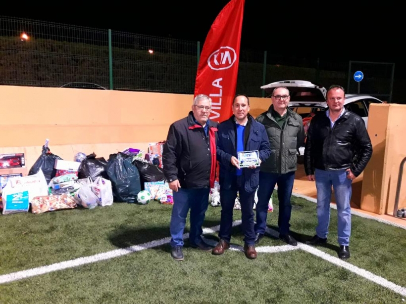 Representantes de la delegación sevillana de AUGC, con la placa que les acredita como colaboradores de esta iniciativa solidaria. Representantes de la delegación sevillana de AUGC, con la placa que les acredita como colaboradores de esta iniciativa solidaria.