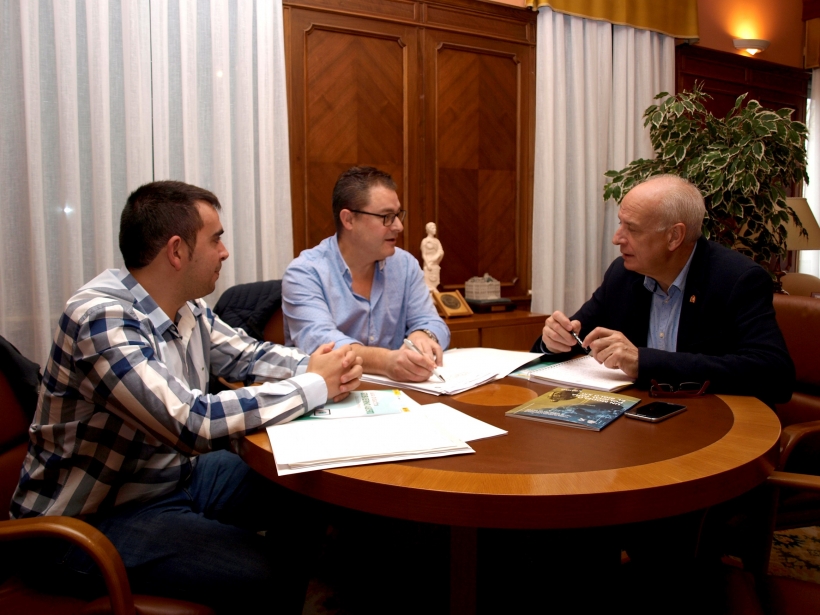 Instantánea de la reunión de los representantes de AUGC con el Subdelegado del Gobierno en Cuenca. Instantánea de la reunión de los representantes de AUGC con el Subdelegado del Gobierno en Cuenca.