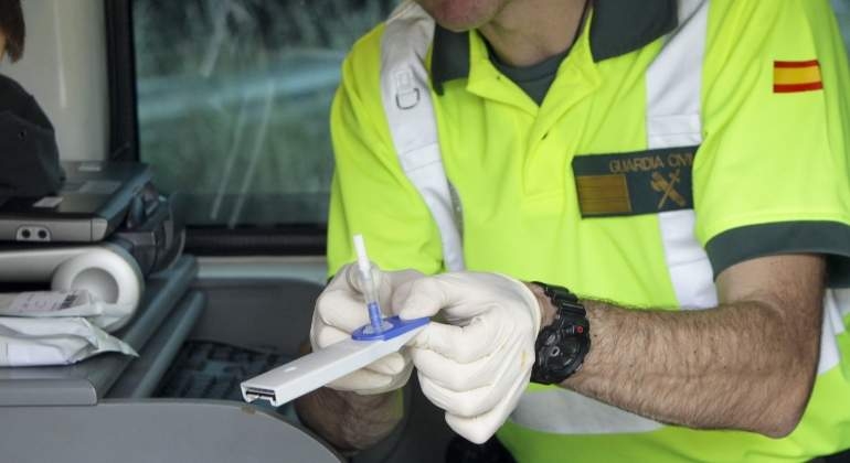 Un guardia civil con el dispositivo de la prueba para el control de drogas. Un guardia civil con el dispositivo de la prueba para el control de drogas.
