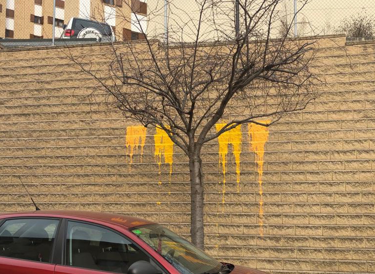 Restos de la pintura arrojada contra el muro de la casa cuartel de la Guardia Civil en la Seo de Urgel.