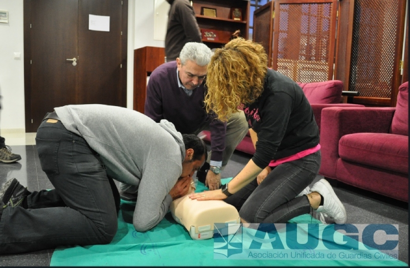 Tres afiliados de la delegación de AUGC en Málaga practicando ejercicios de reanimación en el curso. Tres afiliados de la delegación de AUGC en Málaga practicando ejercicios de reanimación en el curso.