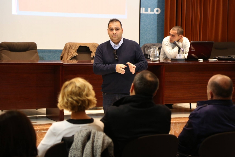 Luis Miguel Larbi, en una de sus charlas en colegios e institutos ante los padres de los alumnos. Luis Miguel Larbi, en una de sus charlas en colegios e institutos ante los padres de los alumnos.