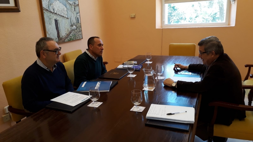 La reunión se desarrolló cordialmente a lo largo de más de una hora. La reunión se desarrolló cordialmente a lo largo de más de una hora.