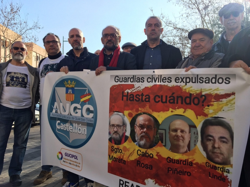 José Morata, en el centro, con bufanda roja, respaldado por representantes de AUGC. José Morata, en el centro, con bufanda roja, respaldado por representantes de AUGC.