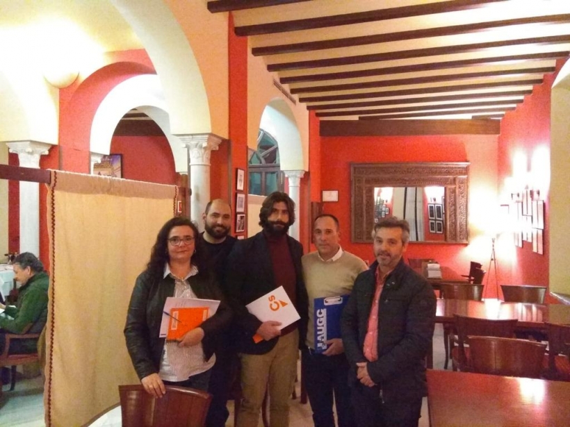 Los representantes de AUGC Sevilla y Ciudadanos Carmona posan tras la reunión. Los representantes de AUGC Sevilla y Ciudadanos Carmona posan tras la reunión.