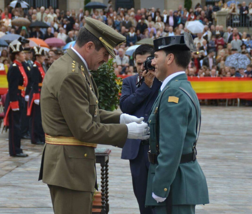 Juan Carlos Gómez Alcaraz, recibiendo la medalla que ganó en 2015 por su valiente actuación. Juan Carlos Gómez Alcaraz, recibiendo la medalla que ganó en 2015 por su valiente actuación.
