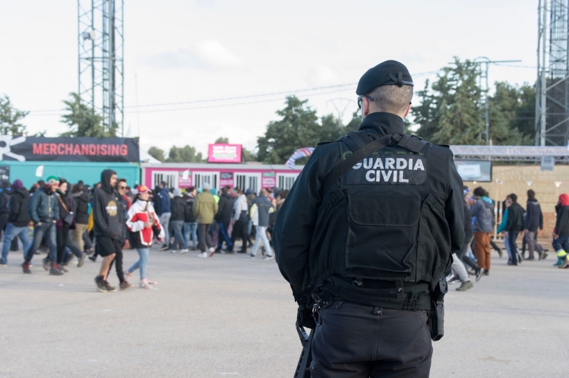 En la reunión se informó de que el proyecto de Orden PCI, por la que se aprueban las normas de uniformidad de la Guardia Civil, se retiraba del orden del día. En la reunión se informó de que el proyecto de Orden PCI, por la que se aprueban las normas de uniformidad de la Guardia Civil, se retiraba del orden del día.