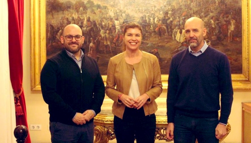 Los representantes de AUGC posan con la portavoz de Interior del Grupo Popular en el Senado, Clara San Damián. Los representantes de AUGC posan con la portavoz de Interior del Grupo Popular en el Senado, Clara San Damián.
