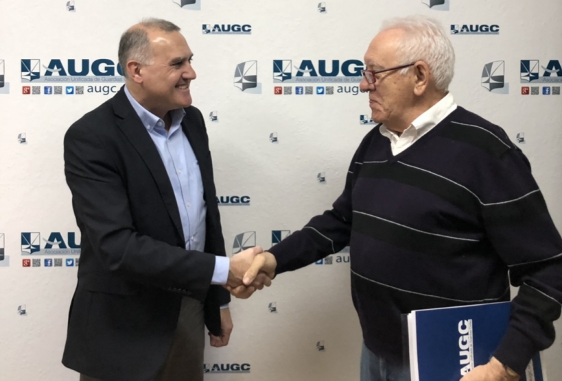 El secretario general de AUGC, Alberto Moya, estrecha la mano de Aurelio Jesús Manso, de la Escuela Superior de Seguridad. El secretario general de AUGC, Alberto Moya, estrecha la mano de Aurelio Jesús Manso, de la Escuela Superior de Seguridad.