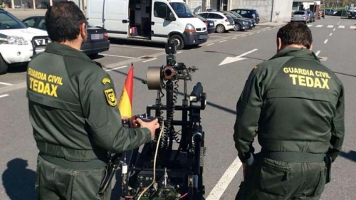 Dos agentes TEDAX de la Guardia Civil. Dos agentes TEDAX de la Guardia Civil.