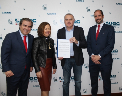 Representantes de AUGC, ASISA Y Banco Santander celebran la firma del acuerdo. Representantes de AUGC, ASISA Y Banco Santander celebran la firma del acuerdo.