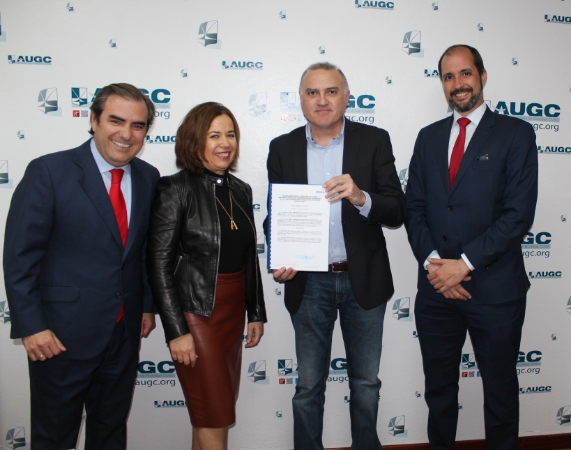 Representantes de AUGC, ASISA Y Banco Santander celebran la firma del acuerdo. Representantes de AUGC, ASISA Y Banco Santander celebran la firma del acuerdo.