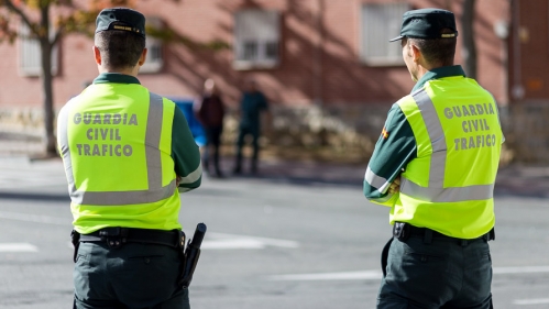 Dos agentes de la Agrupación de Tráfico de la Guardia Civil. Dos agentes de la Agrupación de Tráfico de la Guardia Civil.
