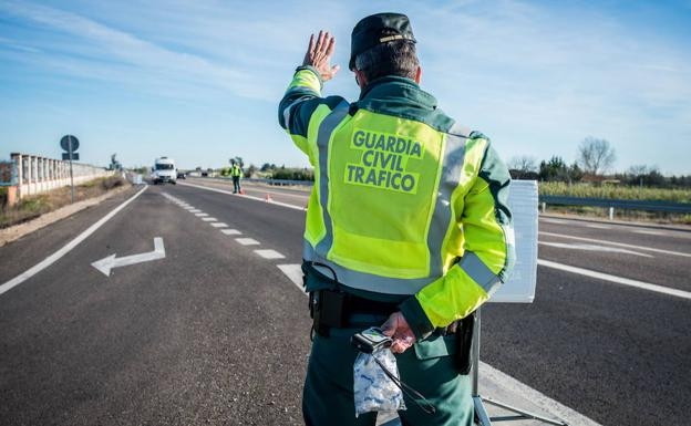 Control de carretera de la Guardia Civil. Control de carretera de la Guardia Civil.
