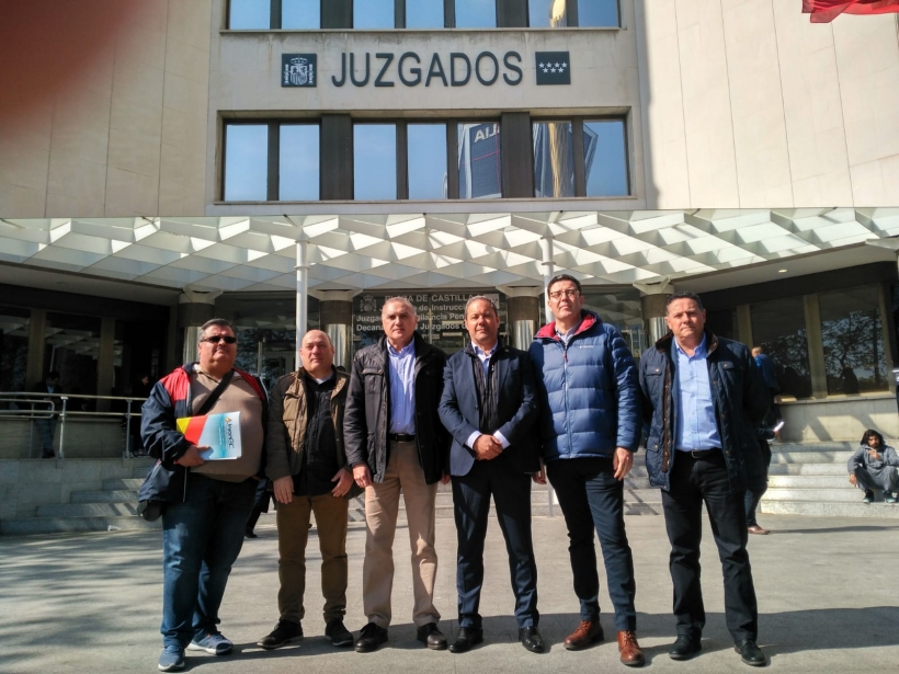 Los representantes de las asociaciones profesionales, en unidad de acción, posan ante los Juzgados de Castilla tras presentar la denuncia. Los representantes de las asociaciones profesionales, en unidad de acción, posan ante los Juzgados de Castilla tras presentar la denuncia.