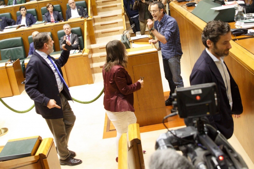 Parlamentarios del PP se encaran con Julen Arzuaga durante la intervención de éste en el Parlamento Vasco. Foto: David Aguilar / EFE. Parlamentarios del PP se encaran con Julen Arzuaga durante la intervención de éste en el Parlamento Vasco. Foto: David Aguilar / EFE.