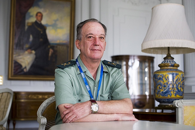 Francisco Esteban Pérez, es general Jefe del Gabinete Técnico de la Dirección General de la Guardia Civil y secretario del Consejo de la Guardia Civil y del Comité para la Igualdad Efectiva de Mujeres y Hombres en la Guardia Civil.