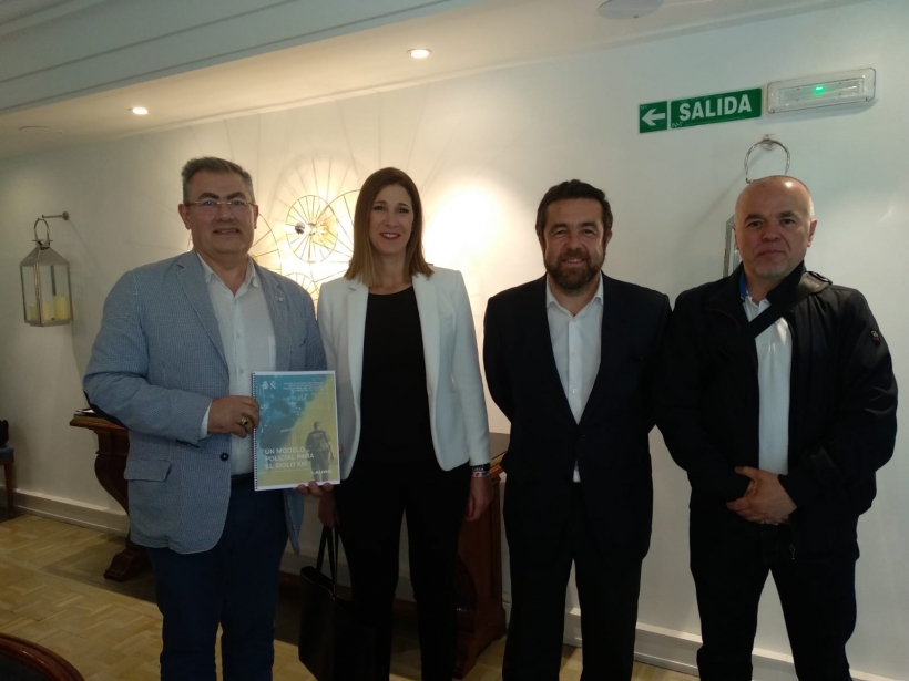 De izquierda a derecha: el secretario general provincial de AUGC Navarra Jose Manuel Hernández López; Ruth Goñi, candidata al Senado por Navarra Suma; Miguel Angel Gutiérrez Vivas, portavoz de la Comisión de interior del Congreso de los Diputados por Ciud De izquierda a derecha: el secretario general provincial de AUGC Navarra Jose Manuel Hernández López; Ruth Goñi, candidata al Senado por Navarra Suma; Miguel Angel Gutiérrez Vivas, portavoz de la Comisión de interior del Congreso de los Diputados por Ciud