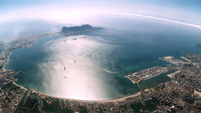Vista aérea de la bahía de Algeciras. Vista aérea de la bahía de Algeciras.
