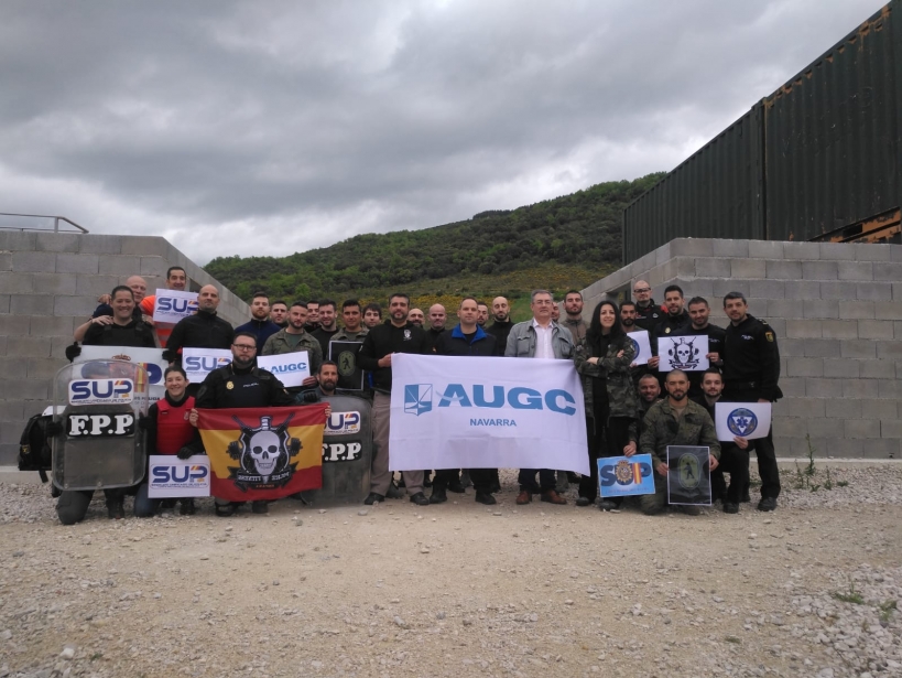 Los integrantes del curso posan para la foto de grupo. Los integrantes del curso posan para la foto de grupo.