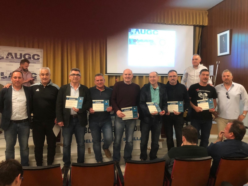 Los compañeros homenajeados posan con sus diplomas de reconocimiento. Los compañeros homenajeados posan con sus diplomas de reconocimiento.