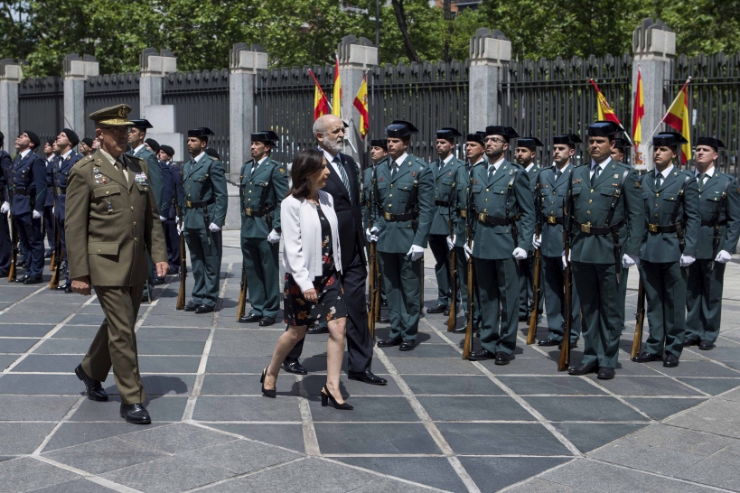Imagen de archivo del director de la Guardia Civil, Félix Azón, acompañado por la ministra de Defensa, Margarita Robles, pasando revista. Imagen de archivo del director de la Guardia Civil, Félix Azón, acompañado por la ministra de Defensa, Margarita Robles, pasando revista.