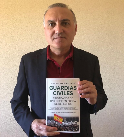 Alberto Moya posa con un ejemplar de 'Guardias Civiles, ciudadanos de uniforme en busca de derechos'. Alberto Moya posa con un ejemplar de 'Guardias Civiles, ciudadanos de uniforme en busca de derechos'.