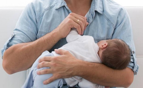 El agente, que se encontraba de baja médica, solicitó aplazar el disfrute de su permiso de paternidad. El agente, que se encontraba de baja médica, solicitó aplazar el disfrute de su permiso de paternidad.