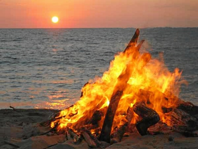 Una hoguera en una playa en la noche de San Juan. Una hoguera en una playa en la noche de San Juan.