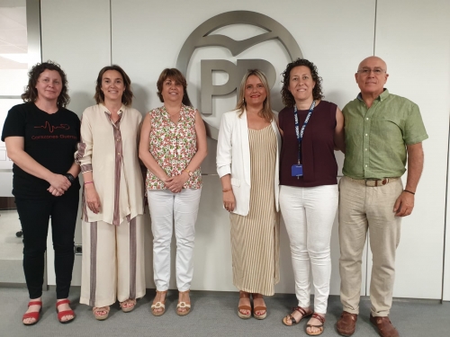 Los representantes de la Plataforma posan con las políticas del Partido Popular. Los representantes de la Plataforma posan con las políticas del Partido Popular.