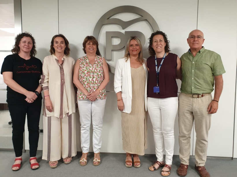 Los representantes de la Plataforma posan con las políticas del Partido Popular. Los representantes de la Plataforma posan con las políticas del Partido Popular.