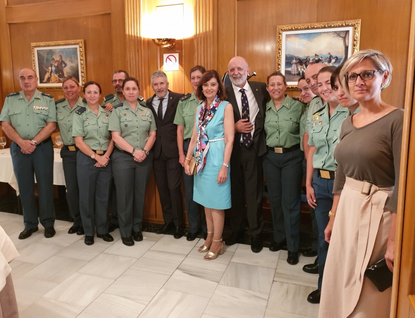 Componentes del Comité de Igualdad, junto al Director General de la Guardia Civil , el Ministro del Interior y la Secretaria de Estado de Seguridad. Junto a Félix Azón posa la representante de AUGC, Eva María Gómez. Componentes del Comité de Igualdad, junto al Director General de la Guardia Civil , el Ministro del Interior y la Secretaria de Estado de Seguridad. Junto a Félix Azón posa la representante de AUGC, Eva María Gómez.
