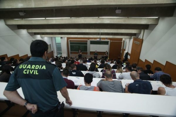 Imagen de archivo de un examen de oposición para el ingreso en la Guardia Civil. Imagen de archivo de un examen de oposición para el ingreso en la Guardia Civil.