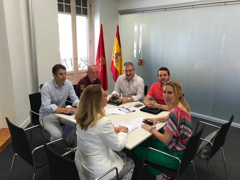 Los miembros de AUGC y otras asociaciones, con las representantes del Partido Popular en un momento del encuentro. Los miembros de AUGC y otras asociaciones, con las representantes del Partido Popular en un momento del encuentro.