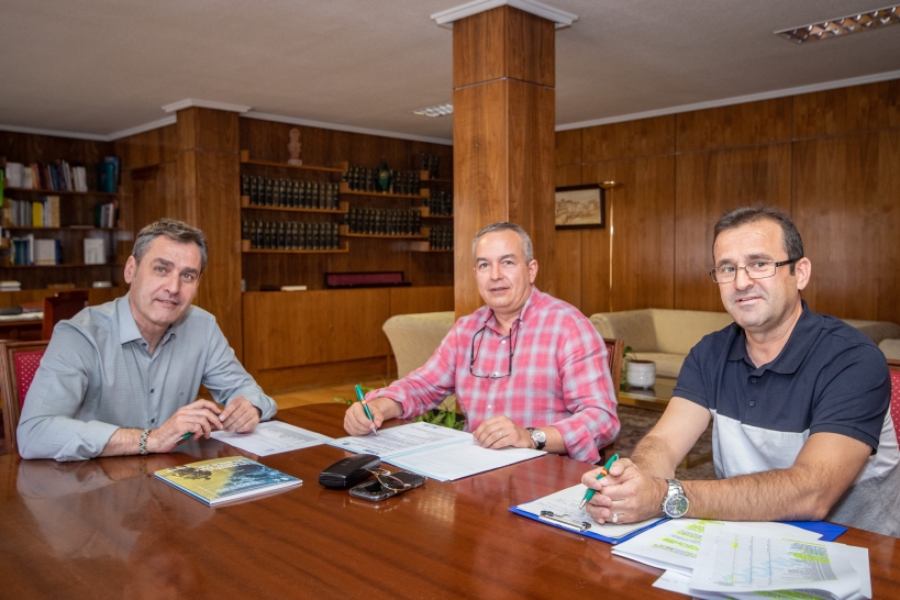 El Delegado del Gobierno en Castilla-La Mancha, Francisco Tierraseca (izquierda), posa con los representantes de AUGC. El Delegado del Gobierno en Castilla-La Mancha, Francisco Tierraseca (izquierda), posa con los representantes de AUGC.