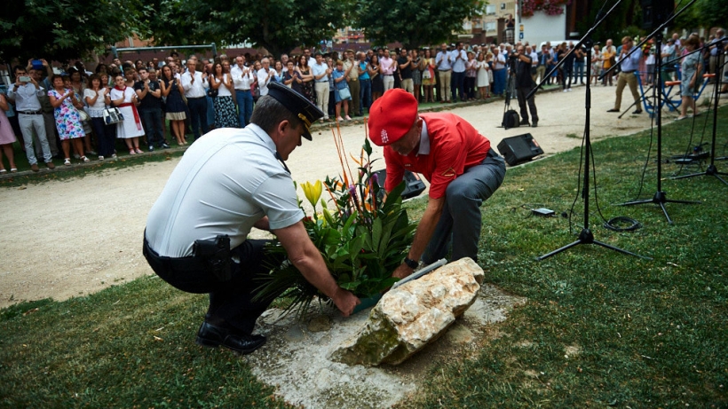 Momento en el que se realiza una ofrenda floral en memoria de Francisco, víctima de la banda terrorista ETA. Momento en el que se realiza una ofrenda floral en memoria de Francisco, víctima de la banda terrorista ETA.
