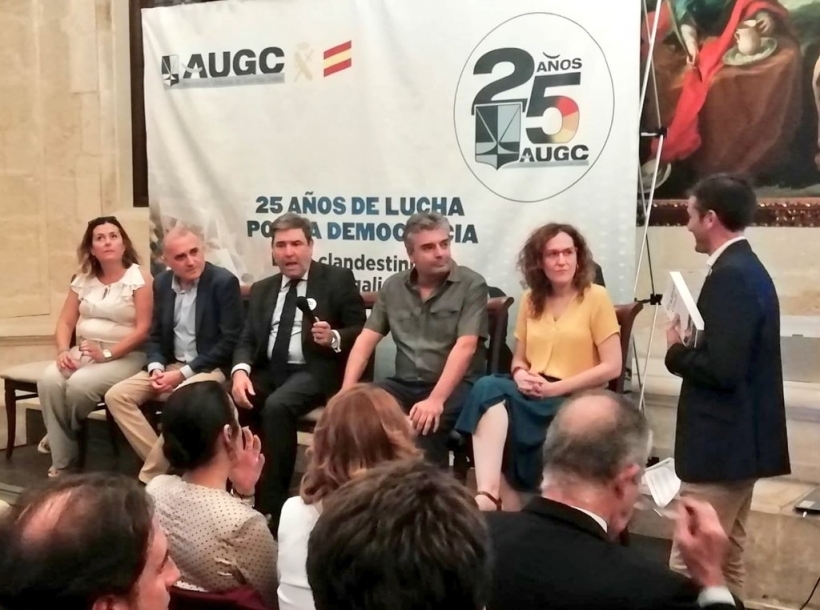 De izquierda a derecha: Silvia Tubio, periodista de ABC; Alberto Moya, secretario general de AUGC; José Manuel Holgado, exdirector general de la Guardia Civil; Ildefonso García, autor de 'Guardias Civiles, ciudadanos de uniforme en busca de derechos'; y N De izquierda a derecha: Silvia Tubio, periodista de ABC; Alberto Moya, secretario general de AUGC; José Manuel Holgado, exdirector general de la Guardia Civil; Ildefonso García, autor de 'Guardias Civiles, ciudadanos de uniforme en busca de derechos'; y N