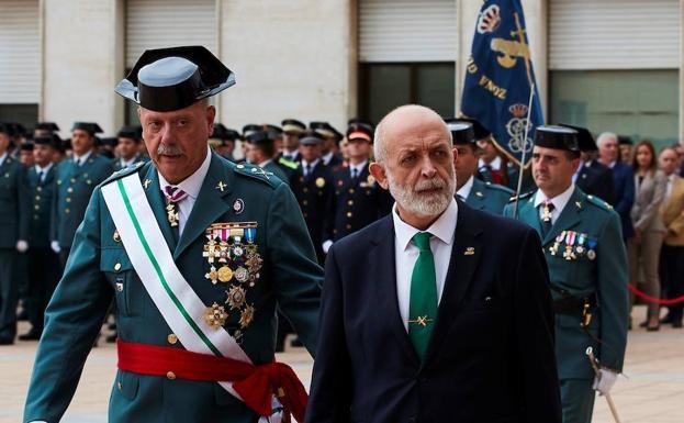 El director general de la Guardia Civil, Félix Vicente Azón, y el jefe de la Benemérita en Cataluña, Pedro Garrido (i), durante los actos de celebración del día de la patrona del cuerpo en la comandancia de Sant Andreu de la Barca (Barcelona). / EFE/Aleja El director general de la Guardia Civil, Félix Vicente Azón, y el jefe de la Benemérita en Cataluña, Pedro Garrido (i), durante los actos de celebración del día de la patrona del cuerpo en la comandancia de Sant Andreu de la Barca (Barcelona). / EFE/Aleja