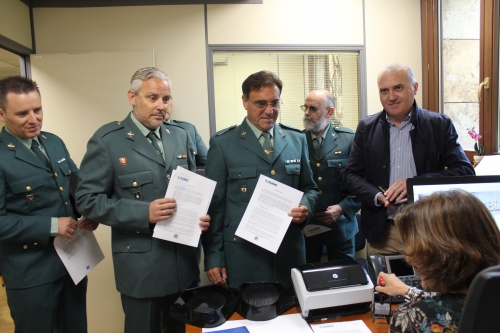 Momento en el que el secretario general de AUGC, Alberto Moya, y varios compañeros retirados hacen entrega de sus respectivos escritos ante el registro del Defensor del pueblo. Momento en el que el secretario general de AUGC, Alberto Moya, y varios compañeros retirados hacen entrega de sus respectivos escritos ante el registro del Defensor del pueblo.
