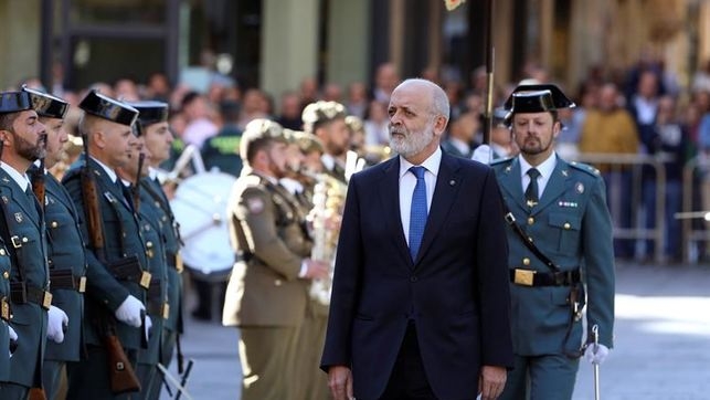 El director general de la Guardia Civil, Félix Azón, pasa revista en un acto oficial. El director general de la Guardia Civil, Félix Azón, pasa revista en un acto oficial.