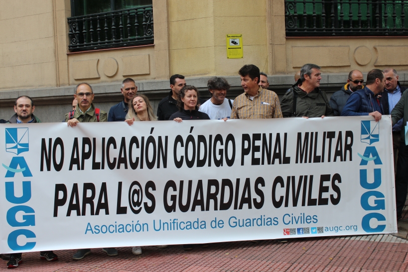 Representantes de AUGC procedentes de distintos puntos de España se concentraron el pasado 17 de octubre frente a la sede del Defensor del Pueblo para protestar contra la aplicación del Código Penal Militar a los guardias civiles. Representantes de AUGC procedentes de distintos puntos de España se concentraron el pasado 17 de octubre frente a la sede del Defensor del Pueblo para protestar contra la aplicación del Código Penal Militar a los guardias civiles.