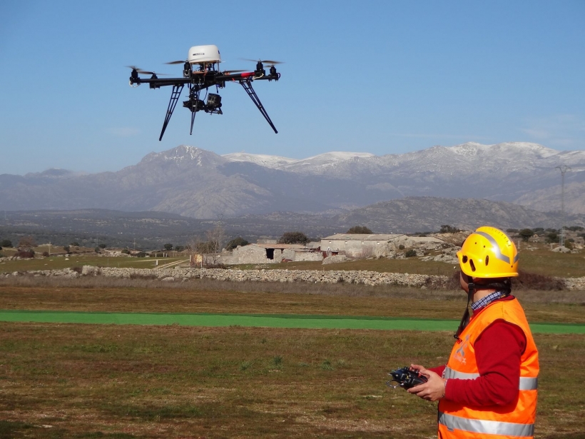 El curso enseñará a distinguir entre los distintos tipos de aeronaves no tripuladas. El curso enseñará a distinguir entre los distintos tipos de aeronaves no tripuladas.