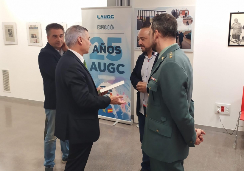 El secretario general provincial de AUGC Valencia, Juan José Tocón (dcha.) conversa con el Subdelegado del Gobierno, José Roberto González, en presencia del Teniente Coronel Vicente Olivares Casas. El secretario general provincial de AUGC Valencia, Juan José Tocón (dcha.) conversa con el Subdelegado del Gobierno, José Roberto González, en presencia del Teniente Coronel Vicente Olivares Casas.