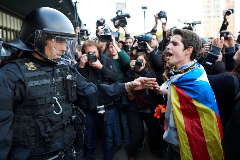 Un joven independentista se encara con un guardia civil en Cataluña. Un joven independentista se encara con un guardia civil en Cataluña.