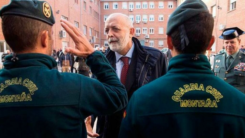 Félix Azón no puede seguir ni un minuto más al frente de la Guardia Civil. Félix Azón no puede seguir ni un minuto más al frente de la Guardia Civil.