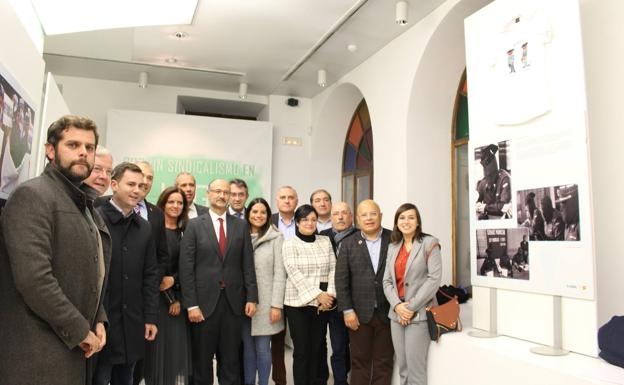 Las autoridades y representantes de AUGC que asistieron ayer a la inauguración en León posan para la foto de familia. Las autoridades y representantes de AUGC que asistieron ayer a la inauguración en León posan para la foto de familia.