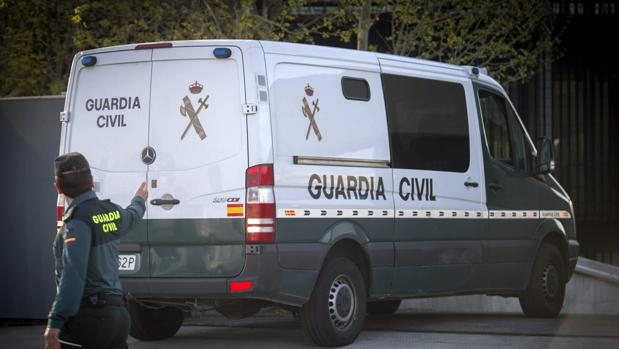 Furgón de la Guardia Civil. Furgón de la Guardia Civil.