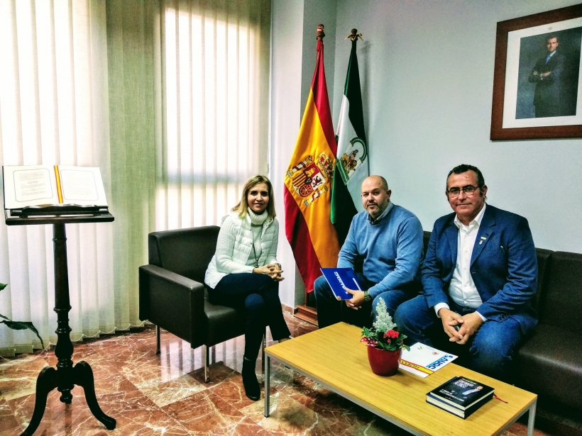 Los representantes de AUGC, con la Subdelegada del Gobierno en un momento de la reunión que han mantenido hoy. Los representantes de AUGC, con la Subdelegada del Gobierno en un momento de la reunión que han mantenido hoy.